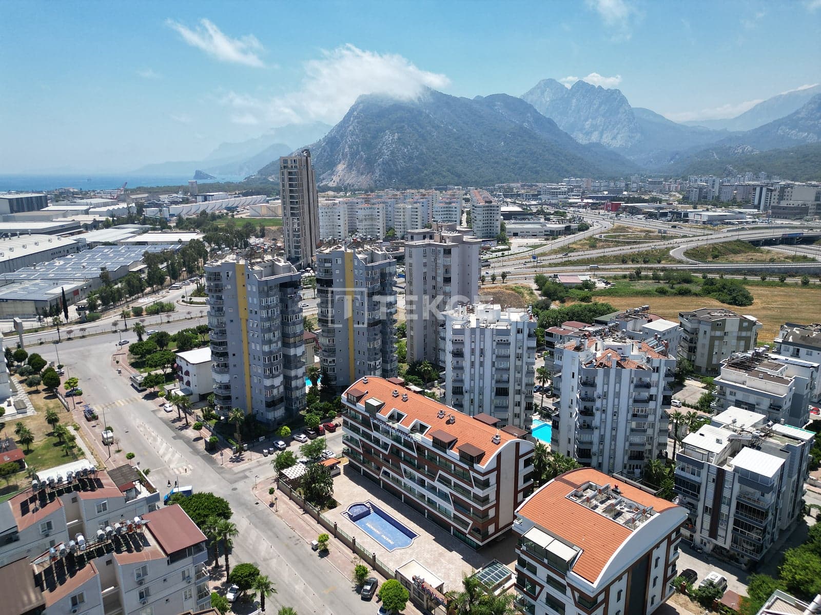Zariadený byt so spoločným bazénom a parkovaním v Antalya, Konyaaltı