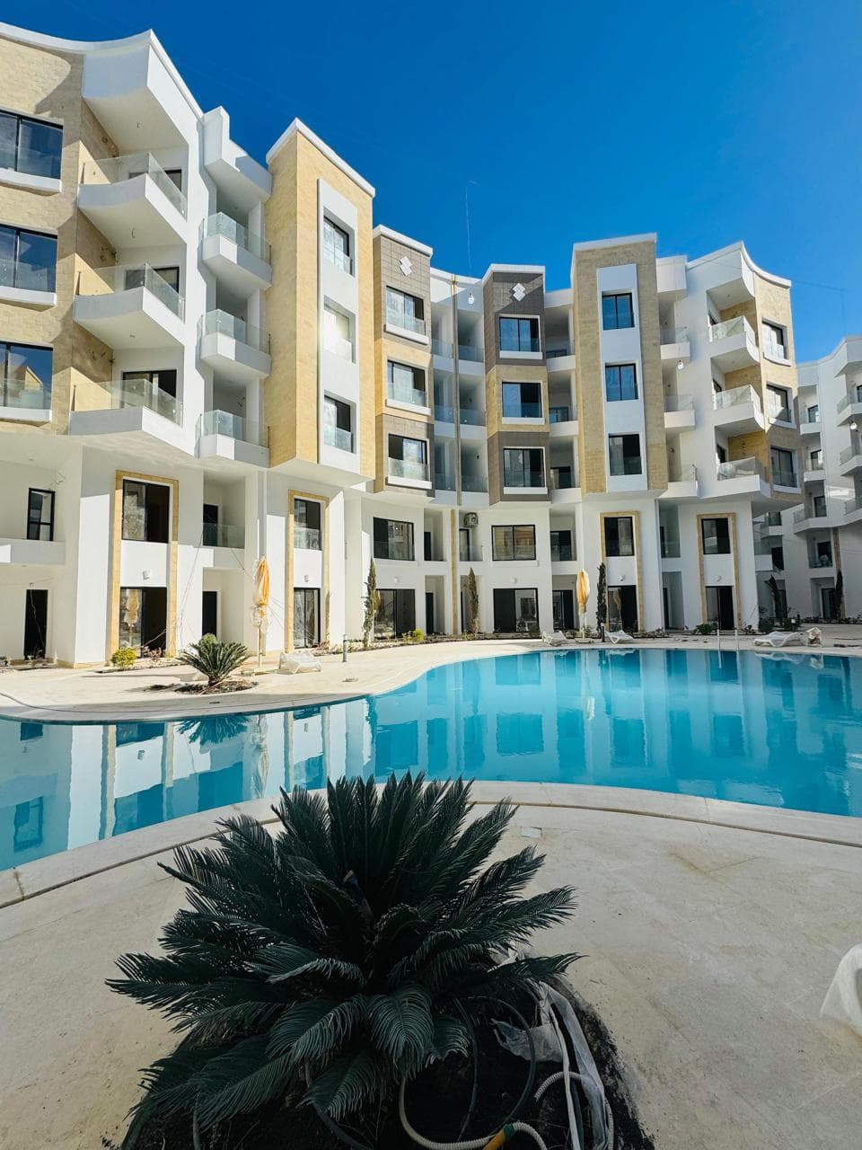 Aqua Infinity Resort – skutočná fotka hotového rezortu (február 2025)
